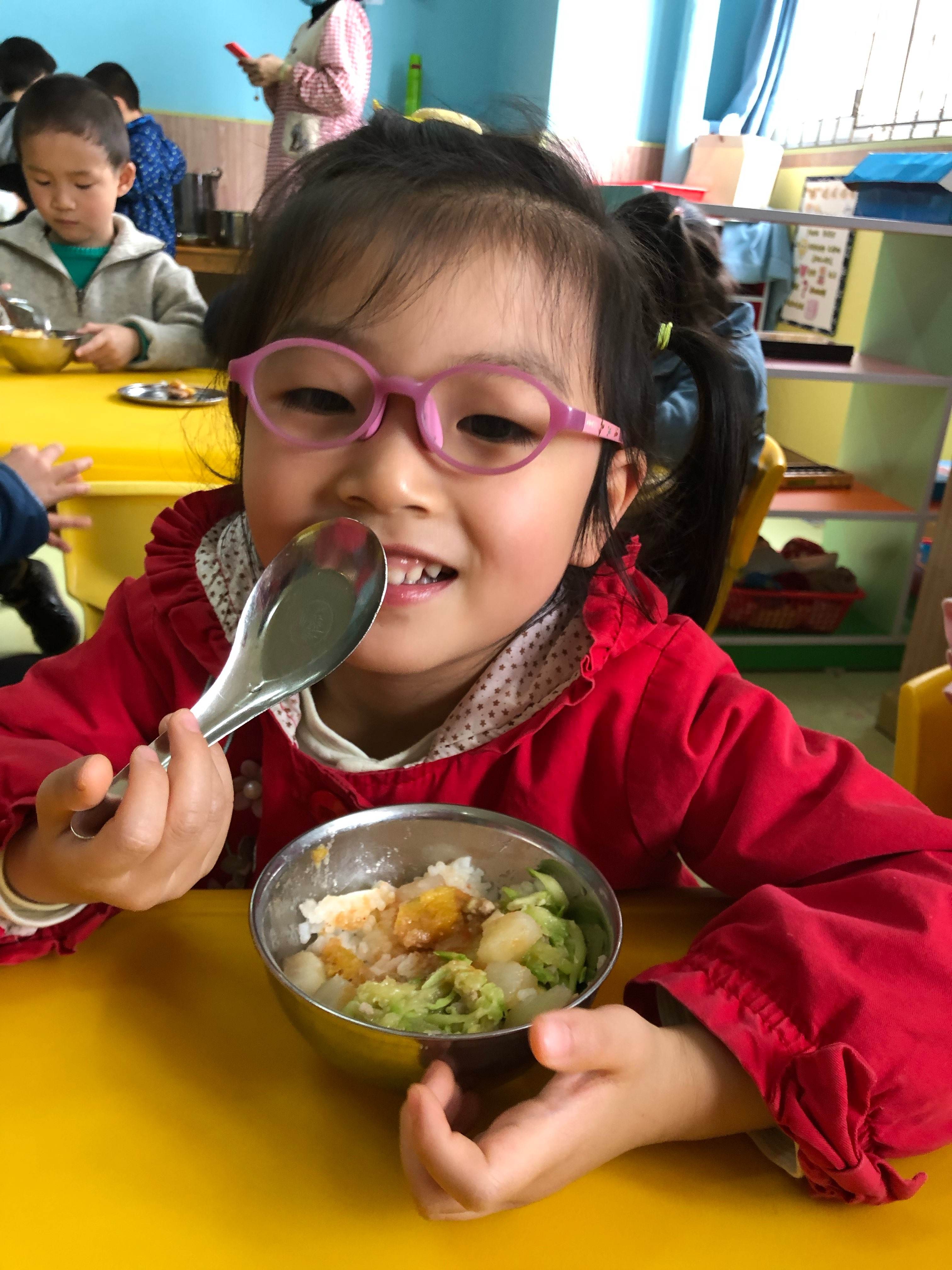 3 关注幼儿的进餐心理健康 在幼儿园进食中